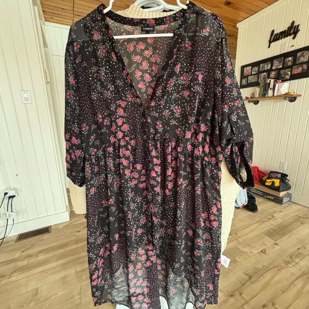 1x shear torrid Black Floral V-Neck Babydoll Blouse